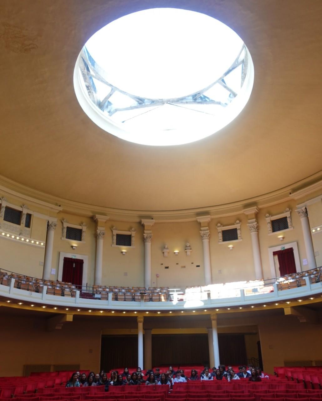 
	Gli studenti in visita al Politeama

