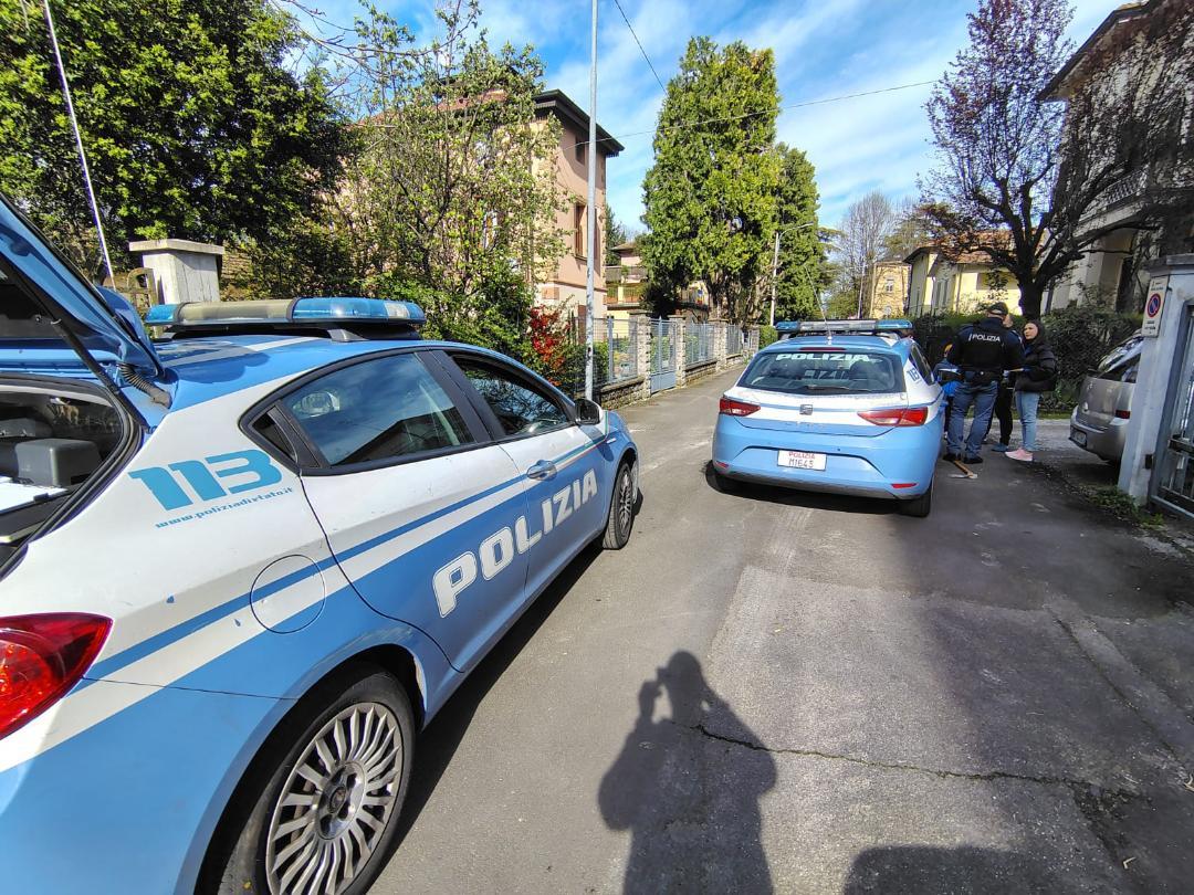 Minaccia una donna con un’ascia: «Ha parcheggiato male l’auto»