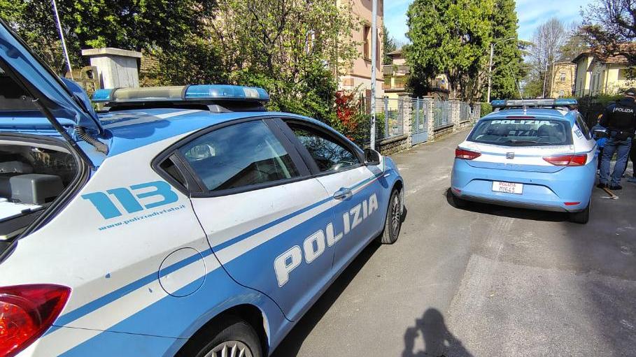 Minaccia una donna con un’ascia: «Ha parcheggiato male l’auto»