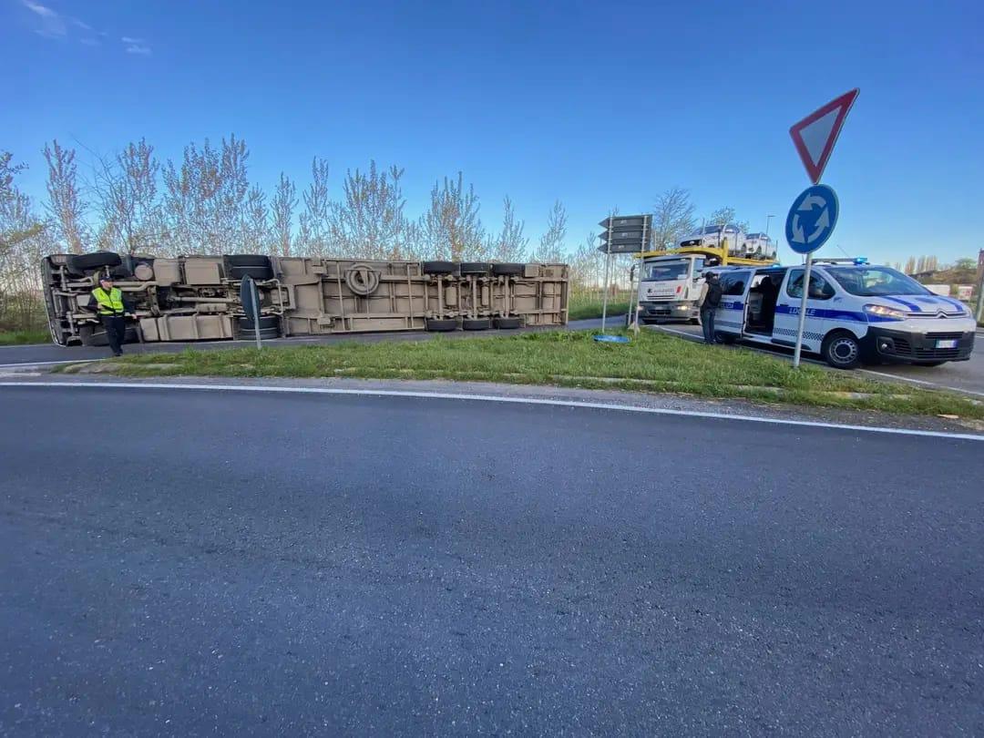 Poviglio, autocarro si rovescia alla rotatoria di Casalpò
