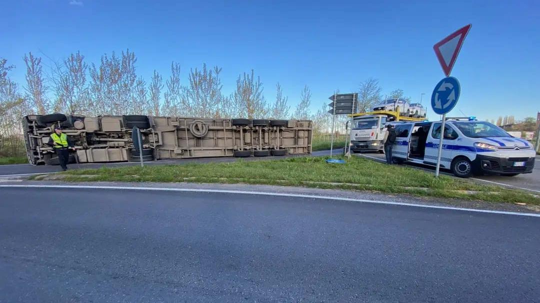 Poviglio, autocarro si rovescia alla rotatoria di Casalpò
