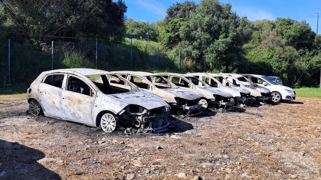 Olbia, sei auto distrutte da un incendio