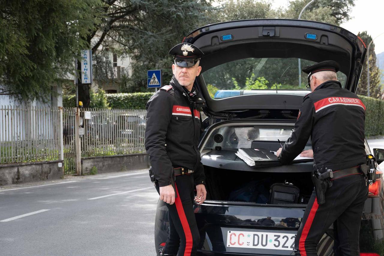 Lucca, tenta la truffa del finto maresciallo ma in casa trova i carabinieri veri: arrestato