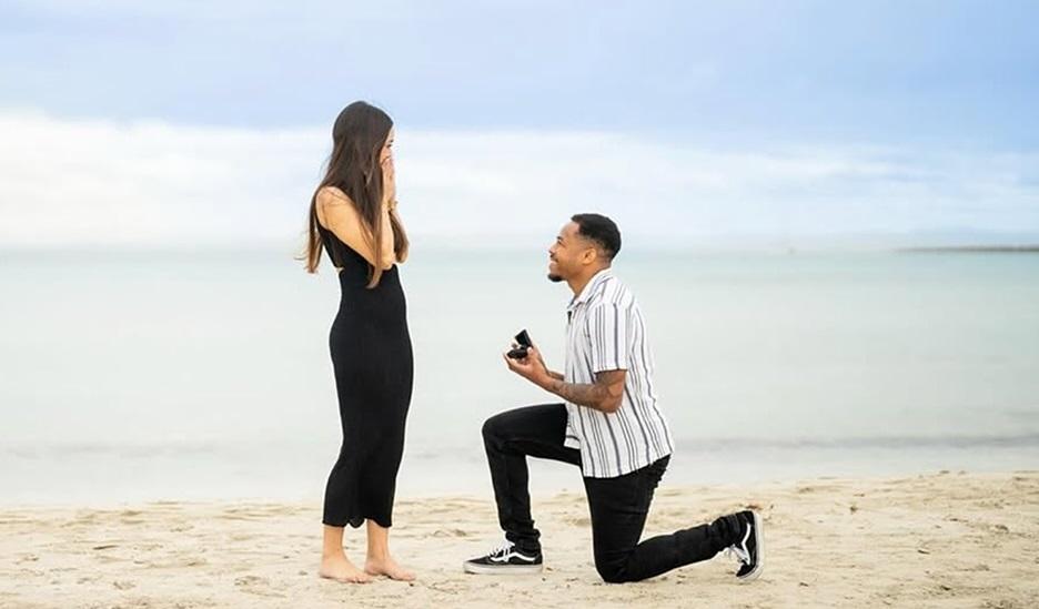 Justin Bibbins alla sua Samantha sulla sabbia della Pelosa: «Vuoi sposarmi?»