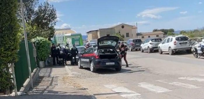 Il carro gru gli porta via l’auto, lui va al deposito comunale, sfonda la sbarra per uscire e fugge