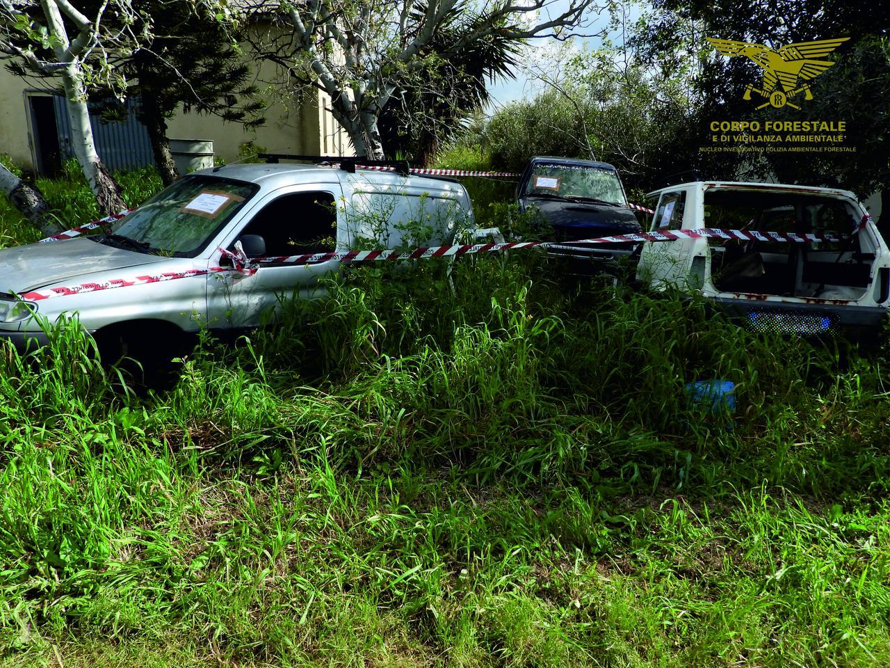 Terreno trasformato in un cimitero di auto: denunciato un rivenditore