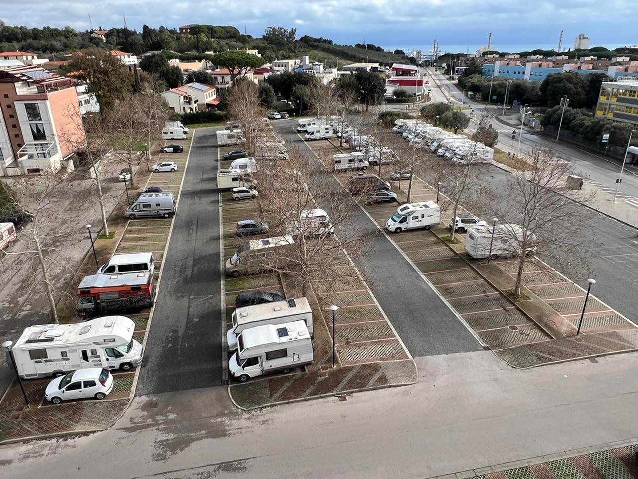 Furto con danni in un camper parcheggiato in via della Pace