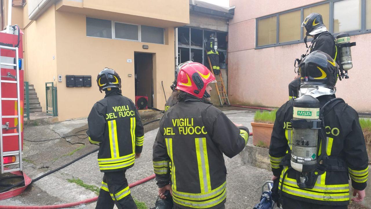 I vigili del fuoco sul luogo dell'incendio (Foto Nucci)