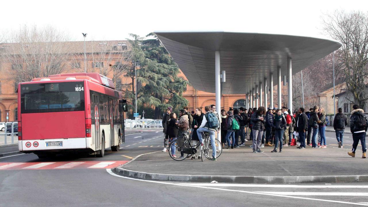 Reggio Emilia: 11enne accerchiato e schiaffeggiato sull’autobus per prendergli 5 euro