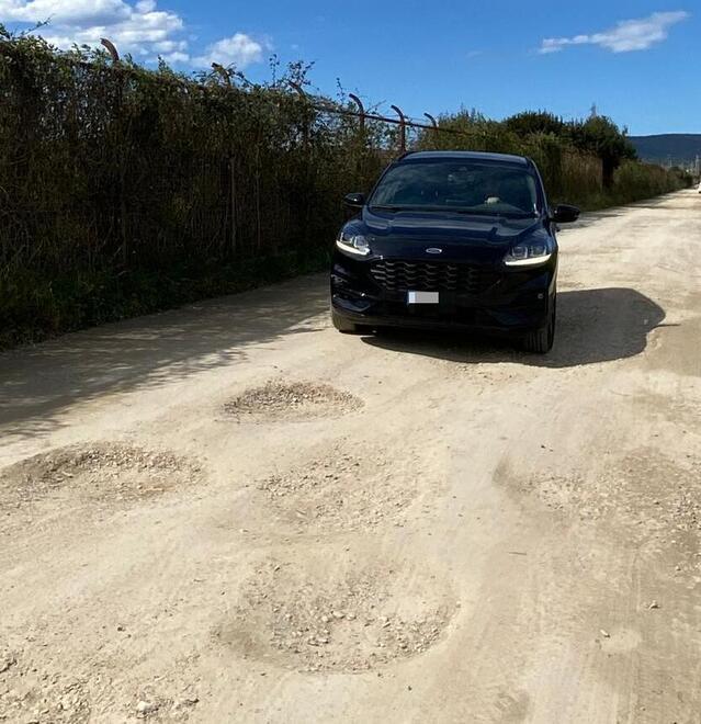 
	Le buche nella strada che porta alla spiaggia del Quagliodromo

