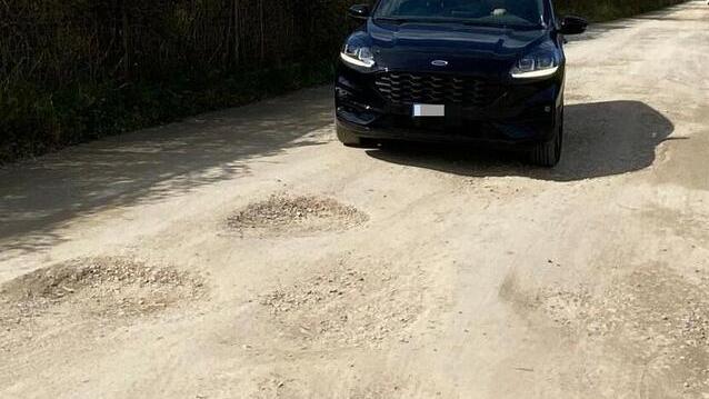 Le buche nella strada che porta alla spiaggia del Quagliodromo