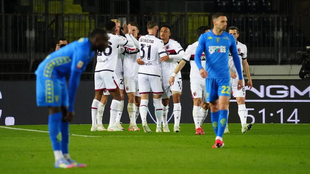 La delusione degli azzurri dopo il terzo gol del Bologna (foto Nucci)