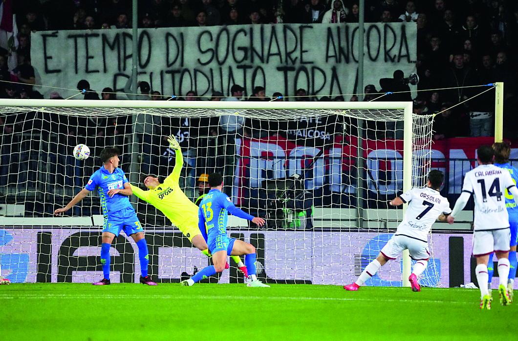 
	Orsolini guarda entrare in porta il suo tiro che vale l&rsquo;1-0 (Foto Paolo Nucci)

