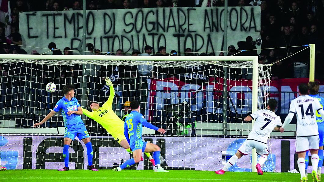 Orsolini guarda entrare in porta il suo tiro che vale l’1-0 (Foto Paolo Nucci)