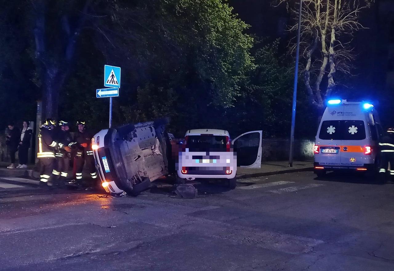 Violento schianto tra due auto: una si ribalta, due feriti