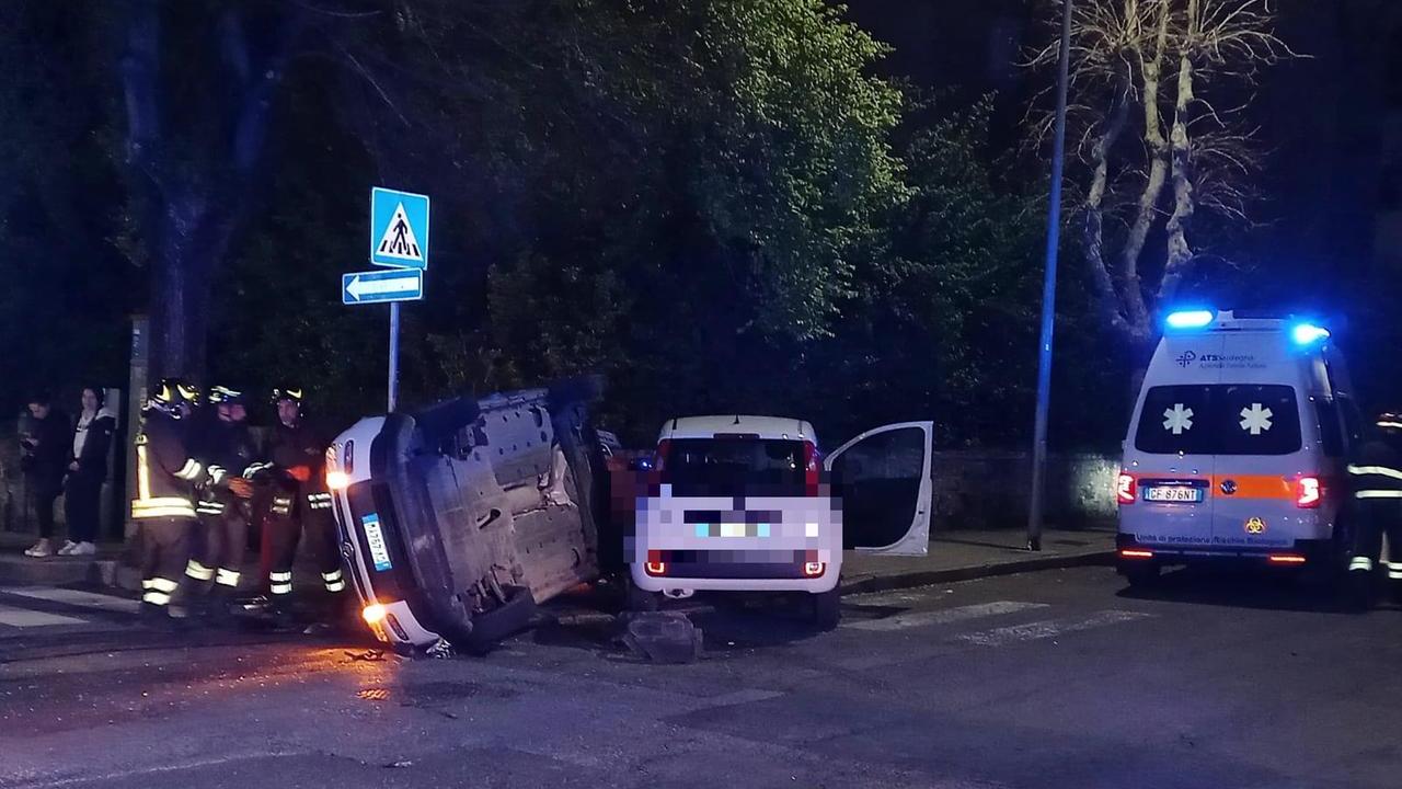 Violento schianto tra due auto: una si ribalta, due feriti