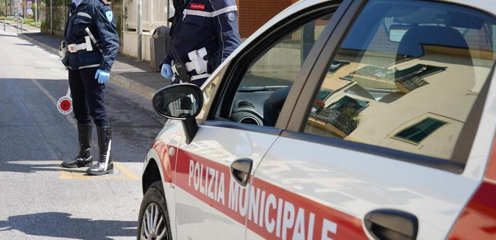 
	Una pattuglia della polizia municipale (foto d'archivio)

