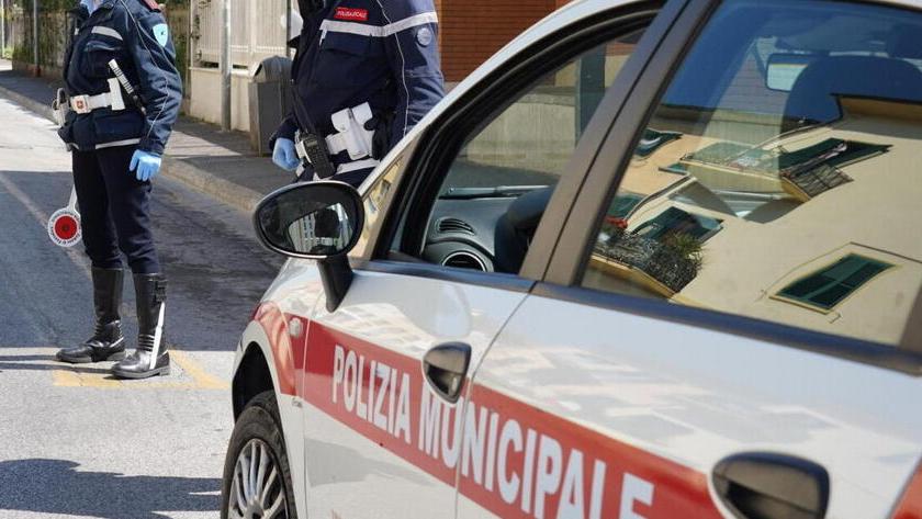Una pattuglia della polizia municipale (foto d'archivio)