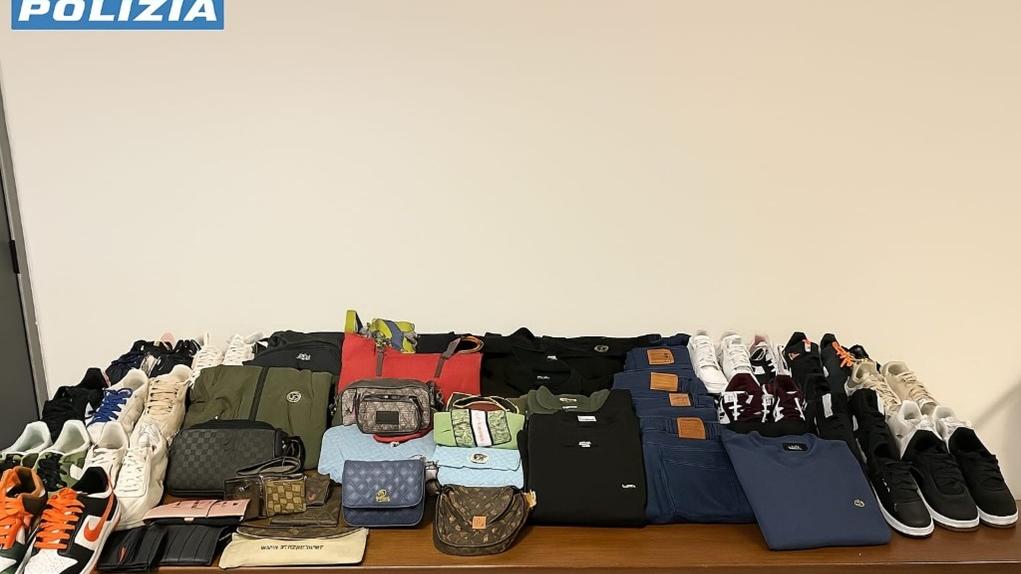 Borse, abiti e scarpe con marchi falsi: sequestro e denuncia