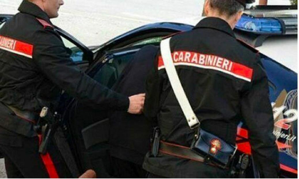 
	Due carabinieri impegnati in un'operazione (foto d'archivio)


