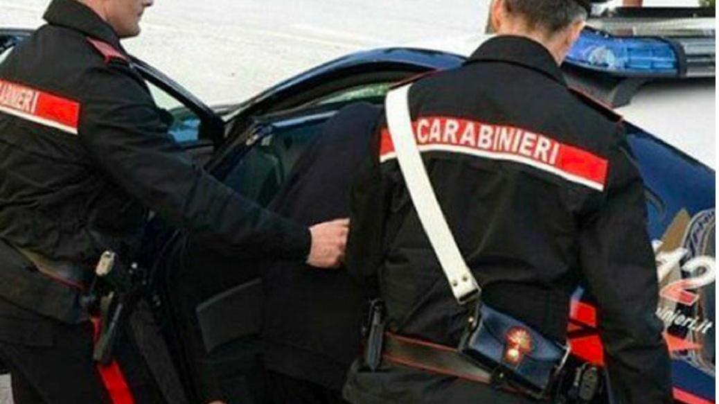 Due carabinieri impegnati in un'operazione (foto d'archivio)