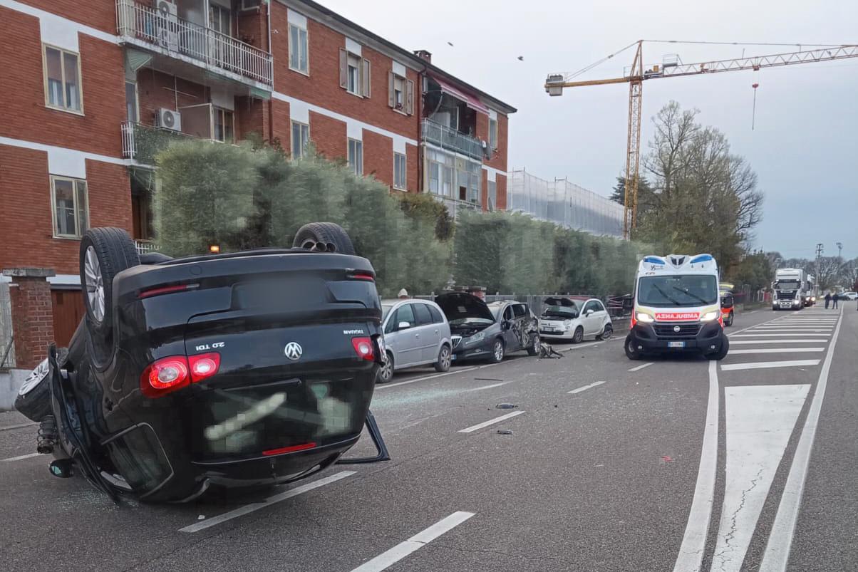 Sbaglia la curva e si ribalta con l’auto in via Padova, ferito un uomo