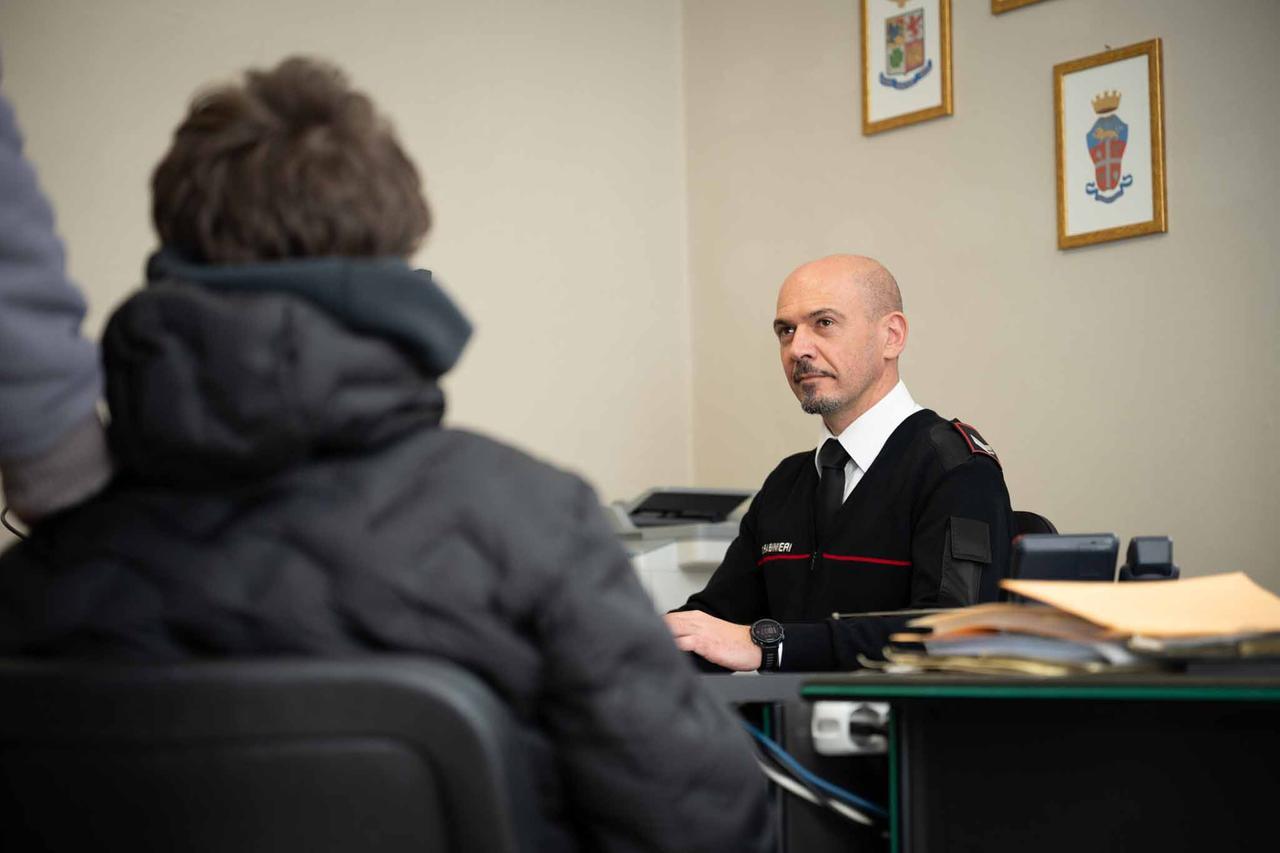 Ricattano un coetaneo con un video intimo: denunciati tre studenti lucchesi