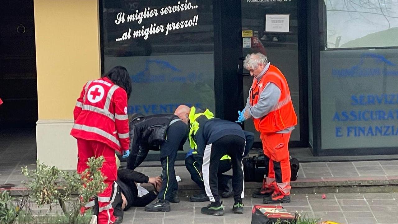 Botte tra due passeggeri di un autobus per una ragazza: uno resta ferito alla testa da una sediata