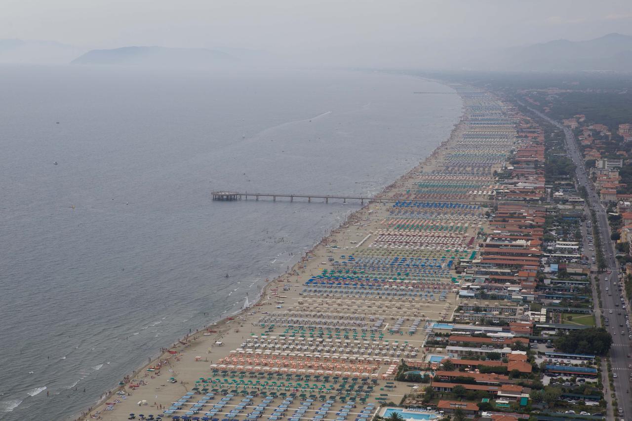 
	Una veduta aerea dei bagni di Marina di Pietrasanta (foto d'archivio)

