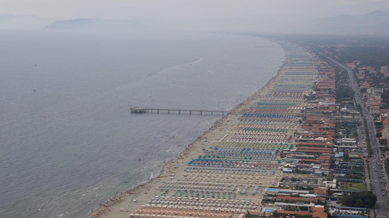Una veduta aerea dei bagni di Marina di Pietrasanta (foto d'archivio)