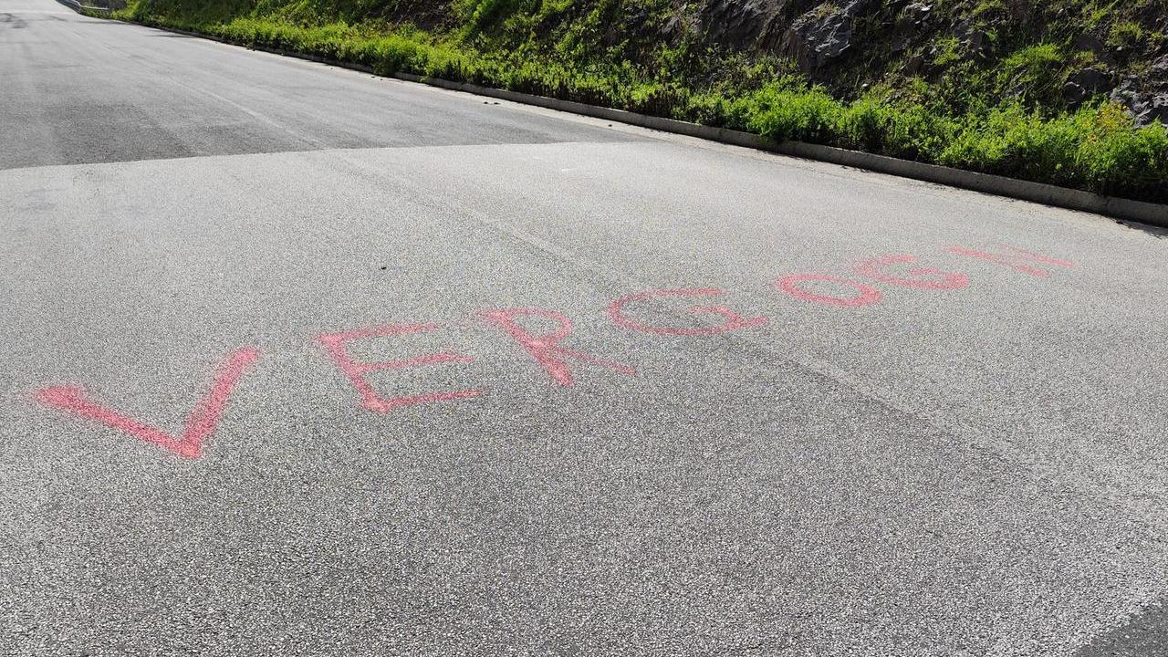 Buche e crolli sulla Osilo-Nulvi, automobilisti esasperati: ecco la protesta choc