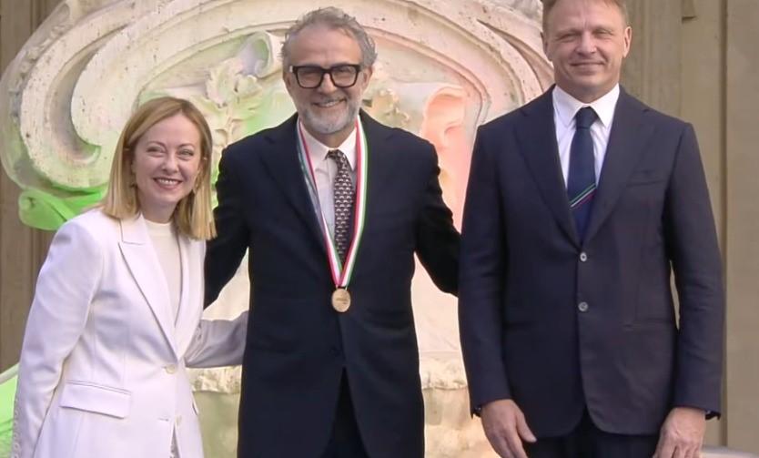 
	Giorgia Meloni con Massimo Bottura e il ministro Lollobrigida

