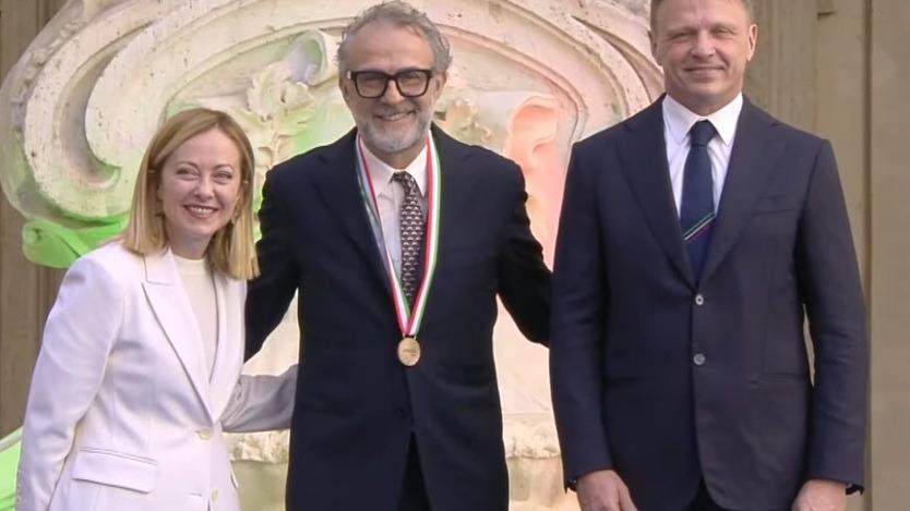 Giorgia Meloni con Massimo Bottura e il ministro Lollobrigida