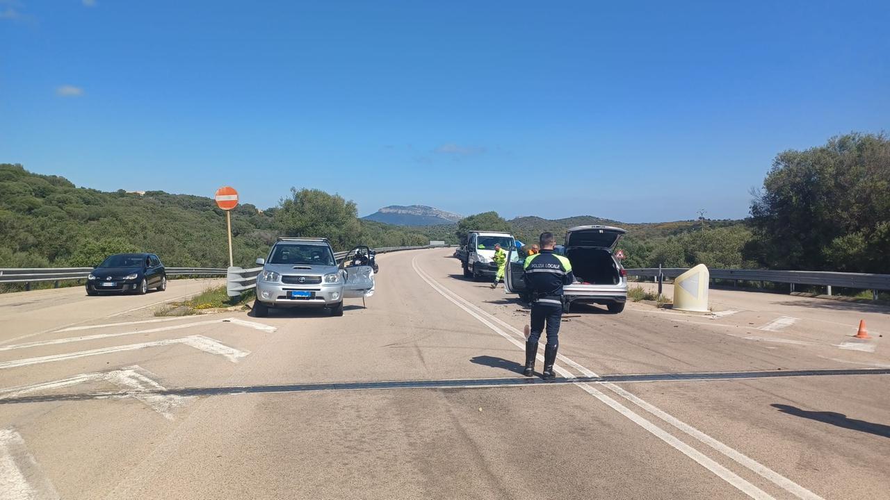 Fa inversione a U sulla strada panoramica e centra un’altra auto: un ferito