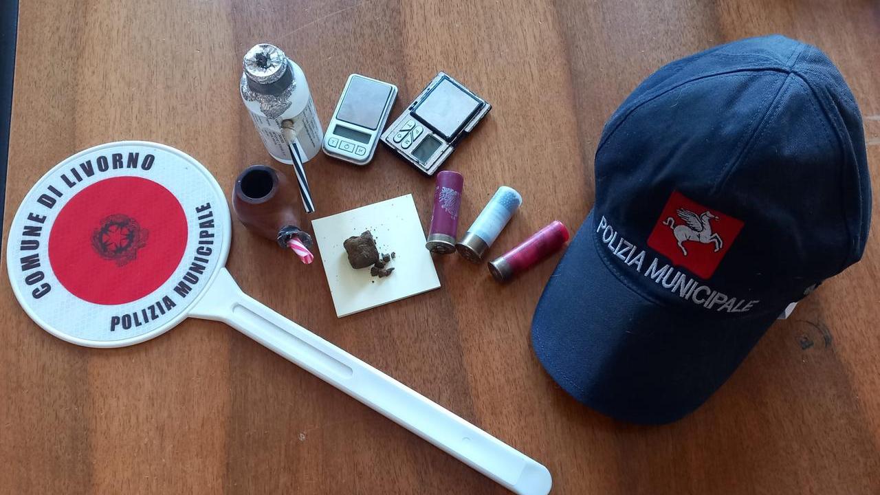 Livorno, hashish e munizioni nell’alloggio occupato: una denuncia