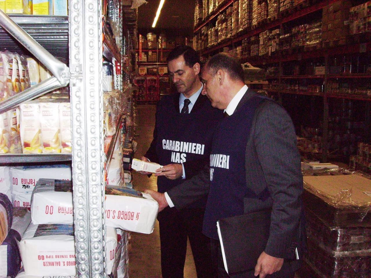 Blitz del Nas in un negozio di Cagliari: sequestrate 58 mila paia di scarpe