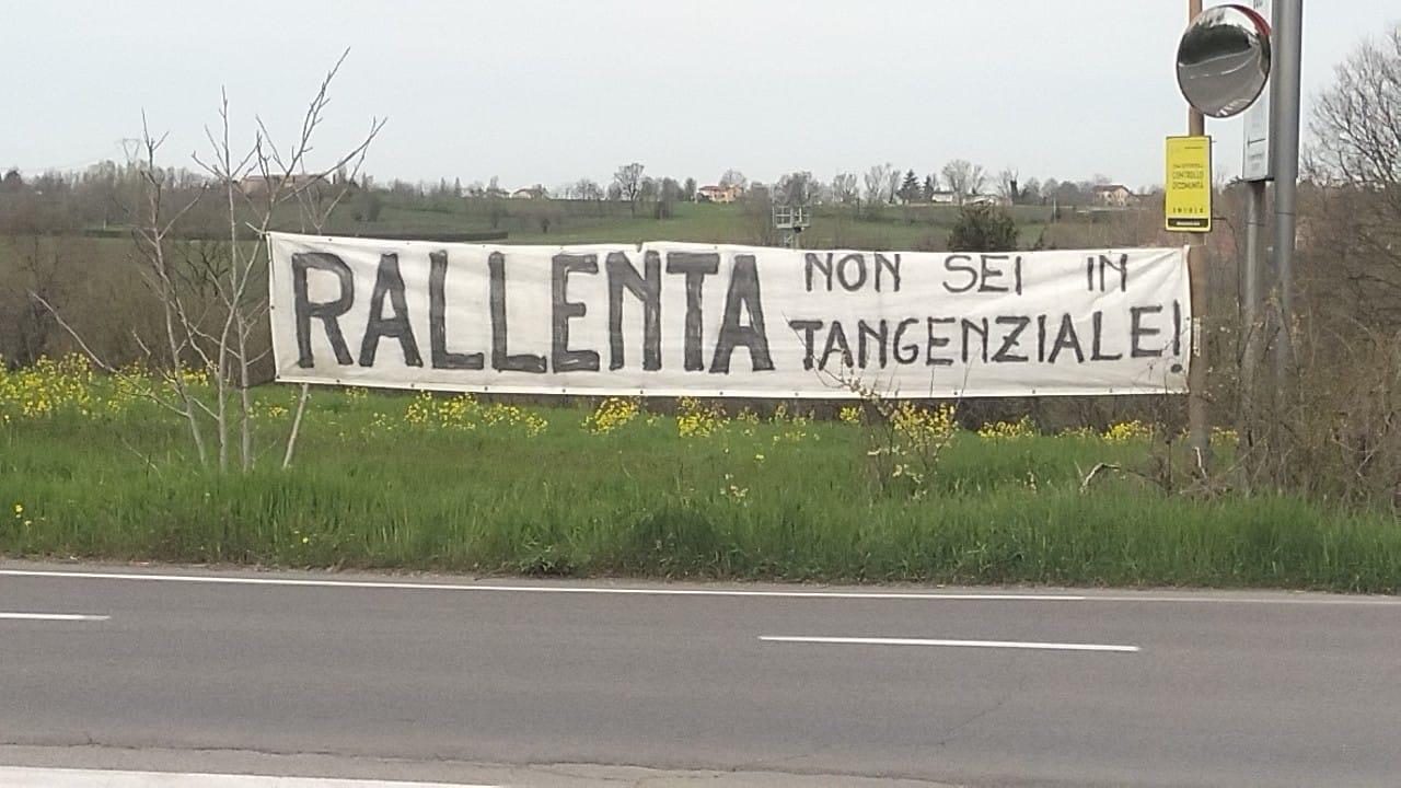 «Via Freddi e via Tirabassi non sono la tangenziale», gli striscioni dei cittadini stanchi degli incidenti