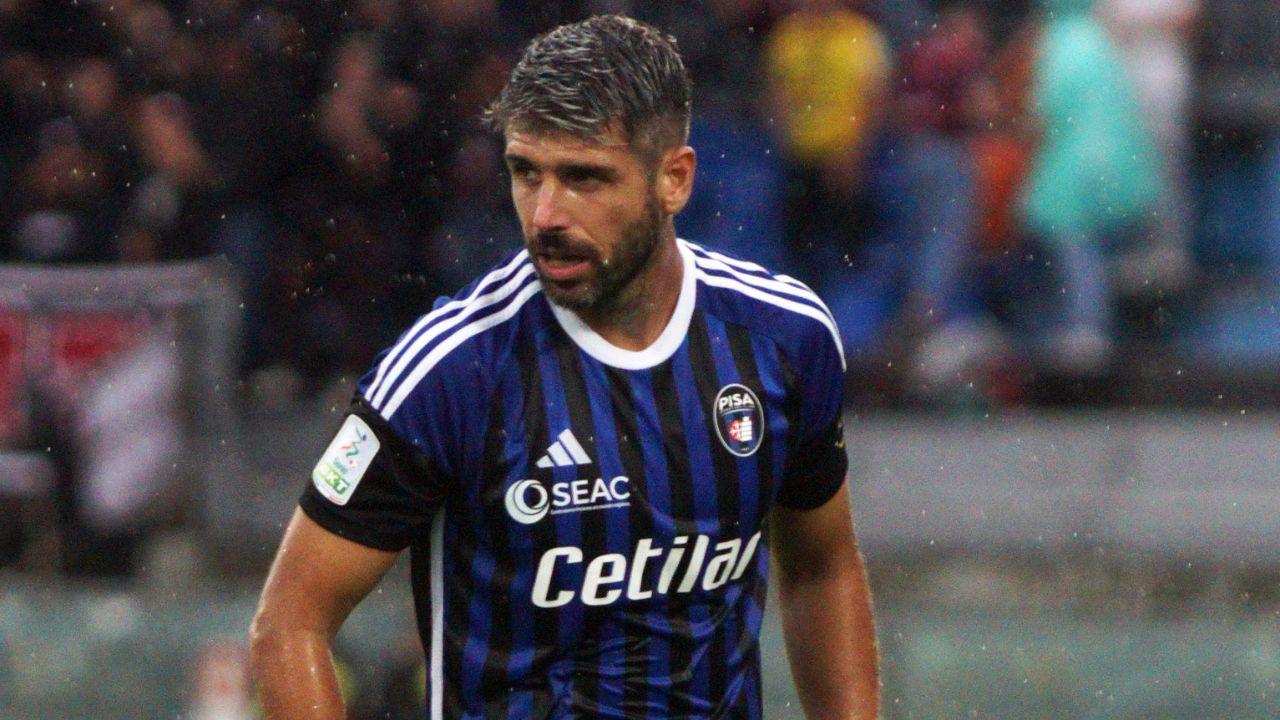 Il centrocampista con la maglia del Pisa
