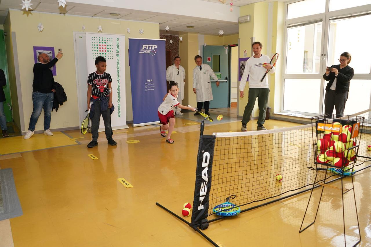 
	Il mini-campo da tennis al Policlinico

