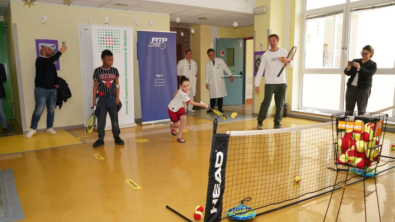 Il mini-campo da tennis al Policlinico
