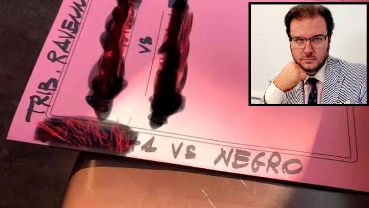 La cartellina su cui l'avvocato ha scritto "negro" (Foto Corriere di Romagna)