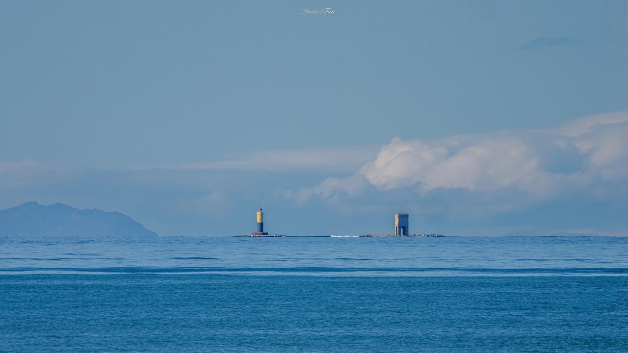 Livorno, la torre e il faro della Meloria. Grazie a Marc Saylon