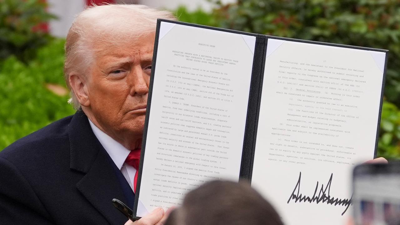 I dazi di Trump, Von der Leyen: «Un caos, pronti a reagire». Meloni: «Scongiurare guerra commerciale»