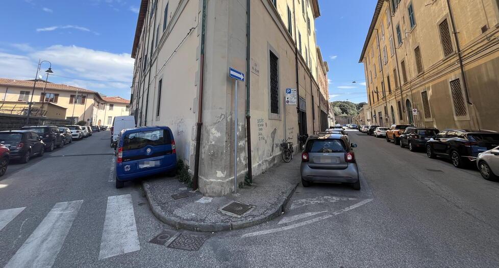 
	L&rsquo;inizio di via del Pallone e le strisce pedonali a poca distanza dal luogo dell&rsquo;incidente (foto Stick)

