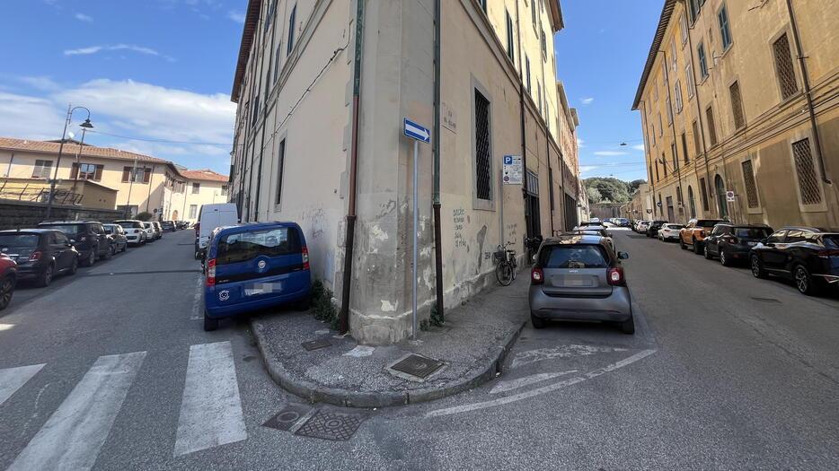 L’inizio di via del Pallone e le strisce pedonali a poca distanza dal luogo dell’incidente (foto Stick)