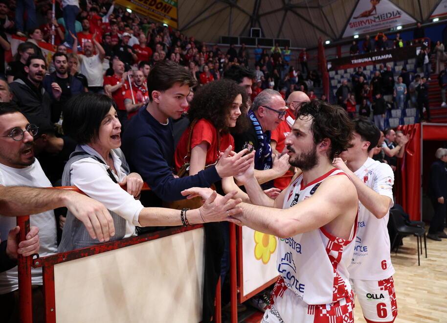 
	Gianluca Della Rosa saluta i tifosi (foto Nucci)

