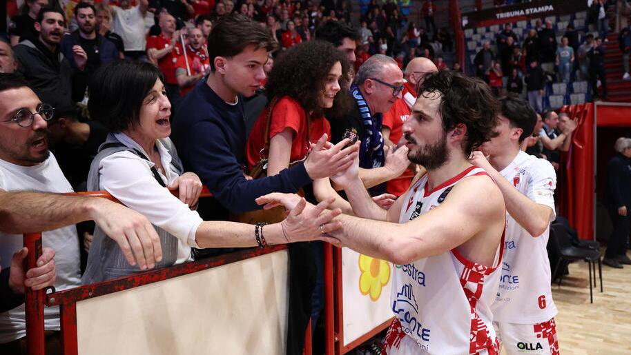 Gianluca Della Rosa saluta i tifosi (foto Nucci)