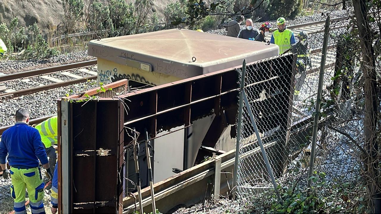 
	La cabina elettrica incendiata (foto Stick)

