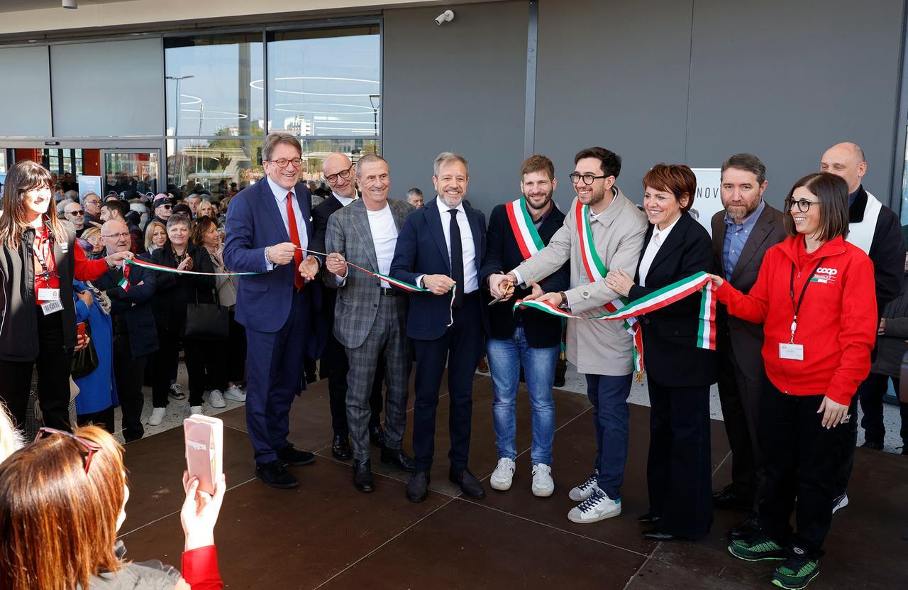 
	Il taglio del nastro con il sindaco di Sassuolo Matteo Mesini

