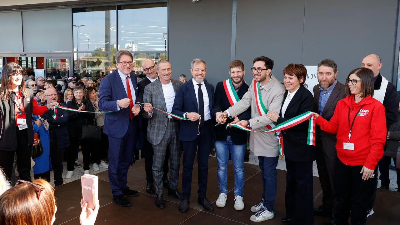 Il taglio del nastro con il sindaco di Sassuolo Matteo Mesini